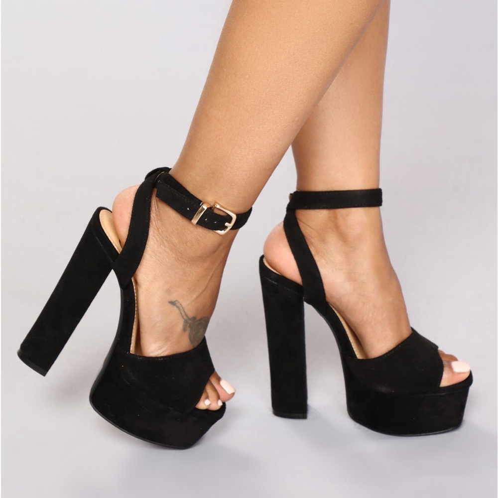 *NEW IN BOX* Sexy black ankle strap chunky heel